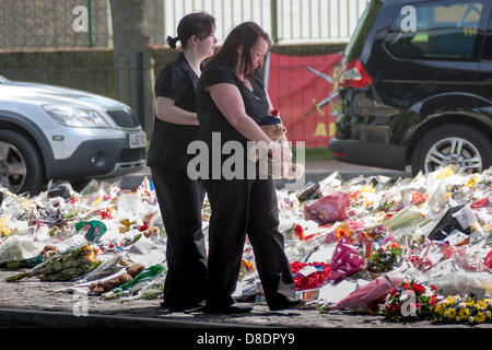 London, UK. 26. Mai 2013. Familienmitglieder Blick auf die vielen tausend floral Tribute Links außerhalb der Royal Artillery barracks in Woolwich, wo ermordeten Soldaten, Schlagzeuger Lee Rigby lebte und arbeitete. Bildnachweis: Paul Davey/Alamy Live-Nachrichten Stockfoto