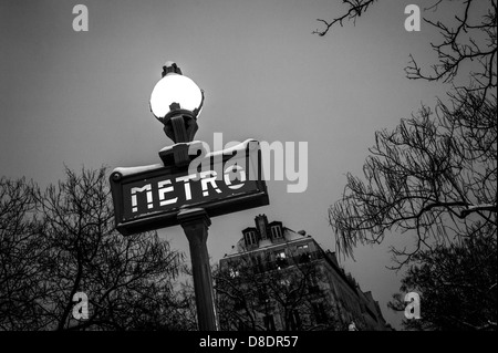 Schnee bedeckt Dervaux, Art Déco Paris Metro Zeichen außerhalb der U-Bahnhof, Paris. Stockfoto