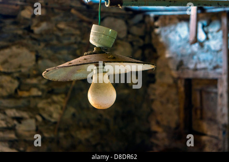 Alten Licht, mit staubigen Glühbirne und rostigen Schatten Stockfoto