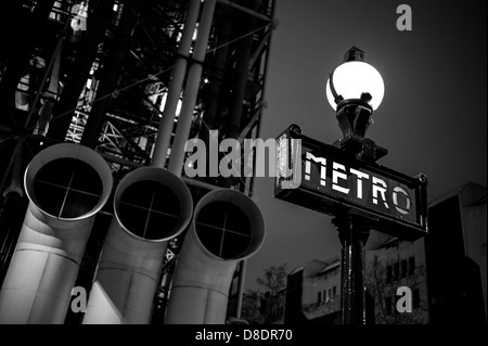 Dervaux, Art Déco Paris Metro Zeichen außerhalb des Centre Pompidou in Paris. Stockfoto