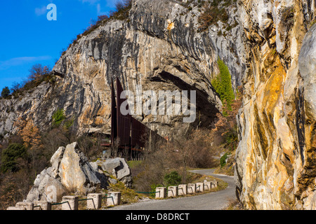 Niaux Höhleneingang, Tarascon-Sur-Ariege Pyrenäen, Frankreich mit Höhlenmalereien aus der Zeit des Magdalénien. Stockfoto