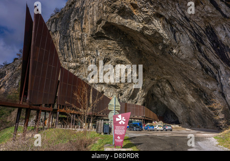 Niaux Höhleneingang, Tarascon-Sur-Ariege Pyrenäen, Frankreich mit Höhlenmalereien aus der Zeit des Magdalénien. Stockfoto