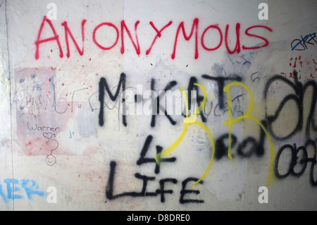 'Anonymes' Graffiti in einer U-Bahn in Stockport, Greater Manchester Stockfoto