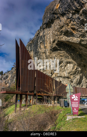 Niaux Höhleneingang, Tarascon-Sur-Ariege Pyrenäen, Frankreich mit Höhlenmalereien aus der Zeit des Magdalénien. Stockfoto