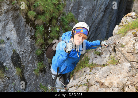 weibliche Kletterpflanze mit weißen Helm auf die via Ferrata, italienischen Dolomiten Stockfoto