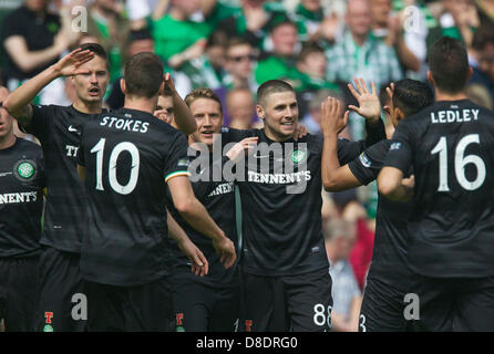 Glasgow, Schottland. 26. Mai 2013.       Celtics Gary Hooper feiert scoring zu machen 1: 0, während das William Hill schottische Pokalfinale zwischen Hibernian FC und Celtic. Gespielt am Stadion Hampden Park, Glasgow. Bildnachweis: Action Plus Sport Bilder/Alamy Live News Stockfoto