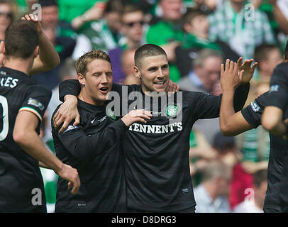 Glasgow, Schottland. 26. Mai 2013.       Celtics Gary Hooper feiert erzielte mit Kris Commons während das William Hill schottische Pokalfinale zwischen Hibernian FC und Celtic. Gespielt am Stadion Hampden Park, Glasgow. Bildnachweis: Action Plus Sport Bilder/Alamy Live News Stockfoto