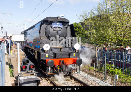 Dampf-Lokomotive 34067 Tangmere bei Colchester Station auf Samstag, 25. Mai 2013 auf das Jubiläum Fenman Sonderzug nach Kings Lynn.  Reguläre Dampfbetrieb wurde 1960 in dieser Station eingestellt. Stockfoto