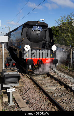 Dampf-Lokomotive 34067 Tangmere bei Colchester Station auf Samstag, 25. Mai 2013 auf das Jubiläum Fenman Sonderzug nach Kings Lynn.  Reguläre Dampfbetrieb wurde 1960 in dieser Station eingestellt. Stockfoto