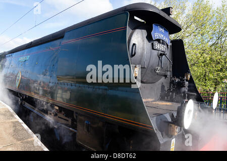 Dampf-Lokomotive 34067 Tangmere bei Colchester Station auf Samstag, 25. Mai 2013 auf das Jubiläum Fenman Sonderzug nach Kings Lynn.  Reguläre Dampfbetrieb wurde 1960 in dieser Station eingestellt. Stockfoto