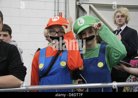 London, UK. 26. Mai 2013. Mario und Luigi Figuren posieren für Fotos. Kredit-David Mbiyu/Alamy Live-Nachrichten Stockfoto