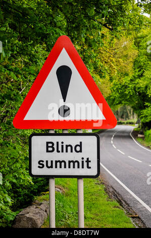 Roadsign Warnung Autofahrer von einem "Blind Summit" auf der Landstraße Stockfoto