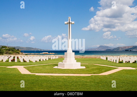 Kreuz und Grabsteine, Suda Bay War Cemetery in der Nähe von Chania, Kreta, Griechenland Stockfoto