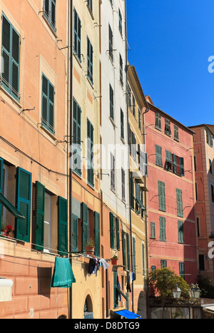 typische Häuser in Camogli, kleine Stadt in Ligurien, Italien Stockfoto