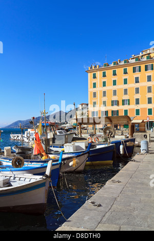 kleiner Hafen mit Fischerbooten in Camogli, Ligurien, Italien Stockfoto