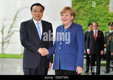 Berlin, Deutschland. 26. Mai 2013. Bundeskanzlerin Angela Merkel empfängt die neue chinesische Premierminister Li Keqiang mit militärischen Ehren im Bundeskanzleramt. Kredit: Kredit: Gonçalo Silva/Alamy Live-Nachrichten. Stockfoto