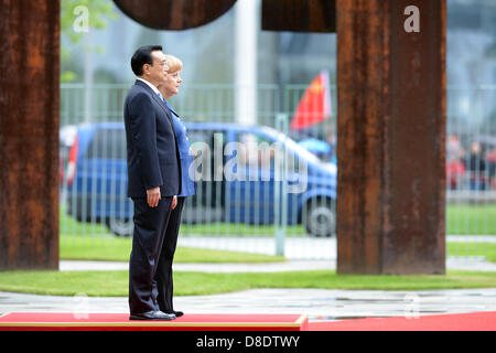 Berlin, Deutschland. 26. Mai 2013. Bundeskanzlerin Angela Merkel empfängt die neue chinesische Premierminister Li Keqiang mit militärischen Ehren im Bundeskanzleramt. Kredit: Kredit: Gonçalo Silva/Alamy Live-Nachrichten. Stockfoto