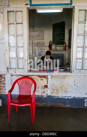 Büro am Bahnhof, Shwenyaung, Myanmar Stockfoto