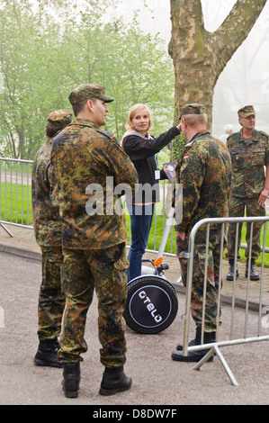 Junge, blonde Frau auf einem Segway persönliche Transporter Fragen deutsche Soldaten den Weg – Heilbronn Deutschland Stockfoto