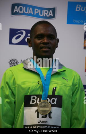 Manchester, UK. 26. Mai 2013. Gewinner Moses Kipsiro in 27:52 von 10 Km Bupa Great Manchester Run. Bildnachweis: Petere Simpson/Alamy Live-Nachrichten Stockfoto