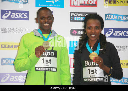 Manchester, UK. 26. Mai 2013. Männer Sieger Moses Kipsiro (Uganda) 27:52. Frau Sieger Tirunesh Dibaba (Äthiopien) 30:49 und in der 10 Km Bupa Great Manchester Run. Bildnachweis: Petere Simpson/Alamy Live-Nachrichten Stockfoto