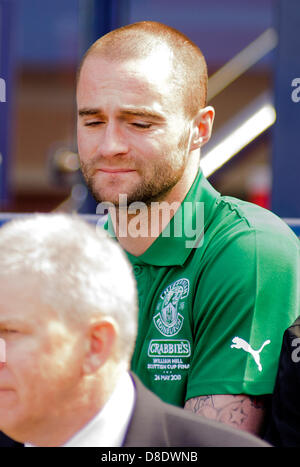 26.05.13, Hampden Park, Glasgow, Schottland, verletzt Hibs Captain James McPake ist eine traurig aussehende Figur, wie er aus dem Stand während der William Hill schottische Pokalfinale zwischen Celtic und Hibs, Colin Lunn (c) Uhren | Alamy Live-Nachrichten Stockfoto