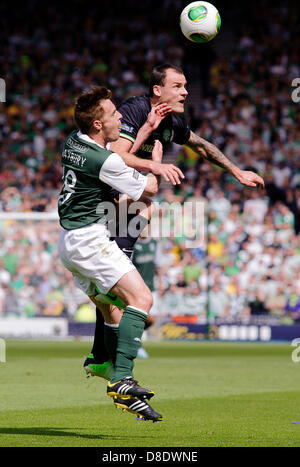 26.05.13, Hampden Park, Glasgow, Schottland, Hibs Alan Maybury (18) wird geschlagen in der Luft von Anthony Stokes während das William Hill schottische Pokalfinale zwischen Celtic und Hibs, Colin Lunn (c) | Alamy Live-Nachrichten Stockfoto