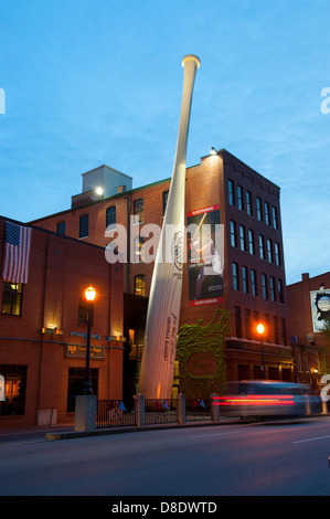 USA Kentucky Louisville KY Louisville Slugger Museum und Fabrik zur Herstellung von hölzernen Baseballschläger - Nacht außen Stockfoto