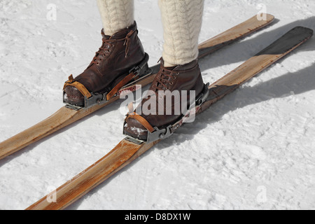 Alte hölzerne Skier und Skischuhe Leder Stockfoto