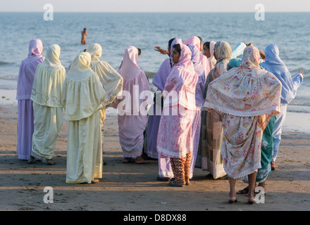 Muslimische Frauen auf einem Strand, Mandvi, Gujarat, Indien Stockfoto