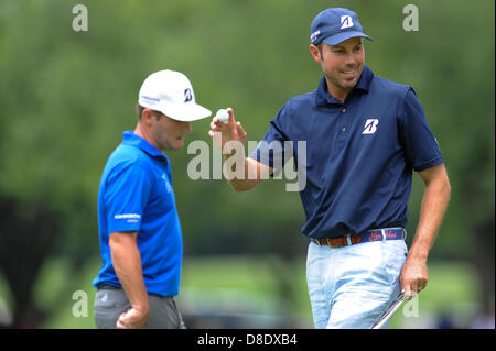 Ft. Worth, TX, USA. 26. April 2013. Matt Kuchar, das koloniale nach drei Runden des Spiels führt, erkennt das Publikum nach dem Aufsetzen für Par am ersten Loch der letzten Runde des Spiels auf dem Crowne Plaza Invitational hosted by Colonial County Club in ft. Worth, Texas, am Sonntag, 26. Mai 2013. Bildnachweis: Cal Sport Media/Alamy Live-Nachrichten Stockfoto