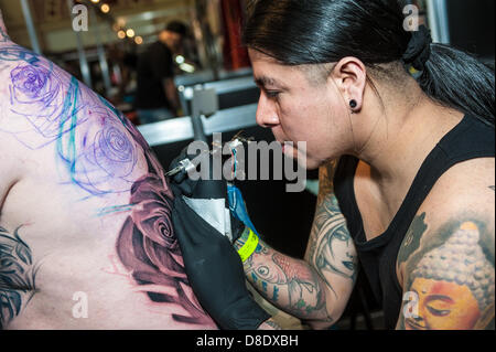 London, UK, 26. Mai 2013. Croydon-Tattoo-Künstler Leo Rios (rechts), 28, erstellt einen Entwurf für Kollegen Tätowierer Arron Raw, 47, aus Manchester Credit: Alamy Live News Stockfoto