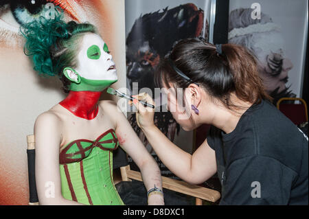 London, UK, 26. Mai 2013. Make-up-Artist Suhyun Kang 28 (rechts) aus London machen Up Schule schafft einen Tag der Toten Make-up Transformation auf Morwynna Cambridge, 18, aus London Credit: Terence Mendoza/Alamy Live News Stockfoto