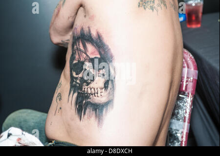 London, UK, 26. Mai 2013. Teil fertigen Schädel Tattoo Künstlers Beki Sanderson, 26 aus Accrington,'s Lancashire auf der Rückseite des Mark Slater, 39, wem das Oxygen Bar GmbH Oxybubbles. Bildnachweis: Terence Mendoza/Alamy Live-Nachrichten Stockfoto