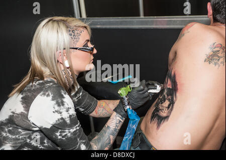 London, UK, 26. Mai 2013. Tätowierer Beki Sanderson (links), 26 aus Accrington, Lancashire schafft eine Schädel Tattoo für Mark Slater, 39, wem Oxygen Bar GmbH Oxybubbles. Bildnachweis: Terence Mendoza/Alamy Live-Nachrichten Stockfoto