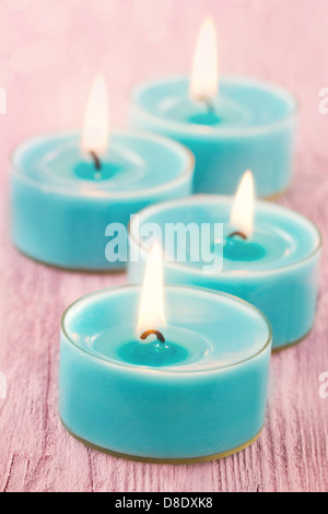 Blau brennende Kerzen auf romantische rosa Vintage Holz-Hintergrund mit unscharfen boked Stockfoto