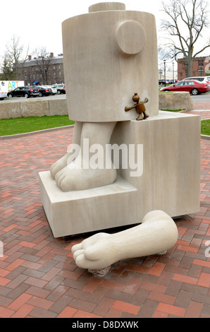 Skulptur im Centennial Skulpturenpark führt in das Memorial Art Museum in Rochester, New York. Stockfoto