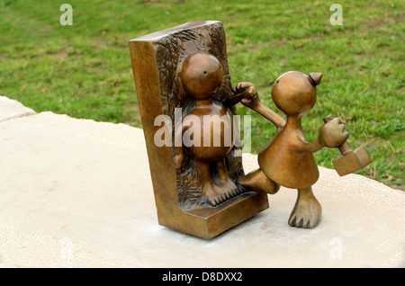 Skulptur im Centennial Skulpturenpark führt zum Memorial Art Museum in Rochester, New York. Stockfoto