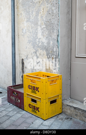 Bierkisten draußen auf der Straße in Malta Stockfoto