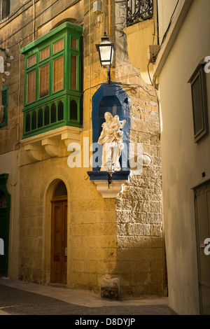 Mary Magdalene Statue befindet sich in der Ecke des Gebäudes in Victoria auf der Mittelmeer-Insel Gozo Stockfoto