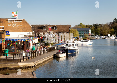 Boote vor Anker auf dem Fluss Bure am Wroxham gesehen von der Brücke, Wroxham, Norfolk Broads, England, UK Stockfoto