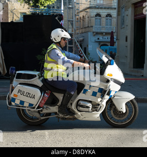 Polizist auf Polizei-Motorrad in Victoria auf der Insel Gozo Stockfoto