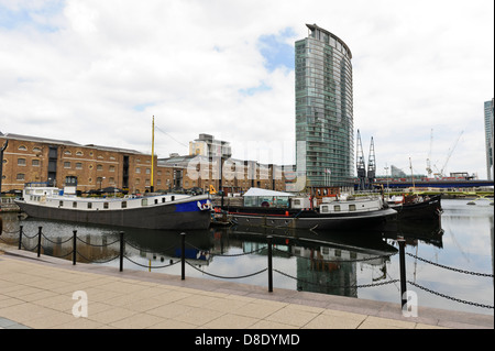 Lastkähne im Dock, Canary Wharf, London, England, Vereinigtes Königreich. Stockfoto