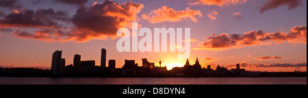 Liverpool Skyline bei Sonnenaufgang. Die Aufnahme ist vom gegenüberliegenden Ufer des Flusses Mersey an Seacombe Stockfoto