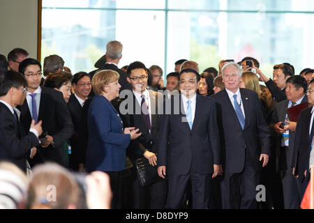 Berlin, Deutschland. 26. Mai 2013. Deutschland und China unterzeichnet am Sonntag mit Anwesenheit von Bundeskanzlerin Angela Merkel (CDU) und die neue chinesische Ministerpräsident Li Keqiang, 17 Abkommen im Bereich Wirtschaft. / Auf Bild: Angela Merkel (CDU), Bundeskanzlerin und Li Keqiang, Premier der Republik von China, kommen für das Zeichen der Vereinbarungen in der Kanzlei in Berlin. Bildnachweis: Reynaldo Chaib Paganelli /Alamy Live-Nachrichten Stockfoto