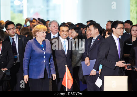 Berlin, Deutschland. 26. Mai 2013. Deutschland und China unterzeichnet am Sonntag mit Anwesenheit von Bundeskanzlerin Angela Merkel (CDU) und die neue chinesische Ministerpräsident Li Keqiang, 17 Abkommen im Bereich Wirtschaft. / Auf Bild: Angela Merkel (CDU), Bundeskanzlerin und Li Keqiang, Premier der Republik von China, kommen für das Zeichen der Vereinbarungen in der Kanzlei in Berlin. Bildnachweis: Reynaldo Chaib Paganelli /Alamy Live-Nachrichten Stockfoto