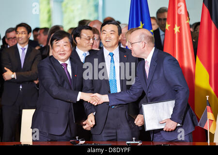 Berlin, Deutschland. 26. Mai 2013. Deutschland und China unterzeichnet am Sonntag mit Anwesenheit von Bundeskanzlerin Angela Merkel (CDU) und die neue chinesische Ministerpräsident Li Keqiang, 17 Abkommen im Bereich Wirtschaft. / Auf Bild: Credit: Reynaldo Chaib Paganelli Alamy Live News Stockfoto