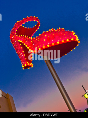 Einen späten Abenddämmerung Schuss von der berühmten roten Pantoffel auf Fremont Street Downtown Las Vegas Stockfoto