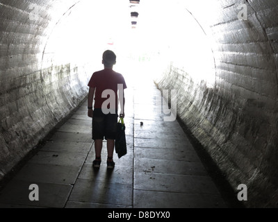 Ein Schulkind geht allein nach Hause, in einer dunklen U-Bahn Stockfoto