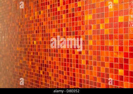Eine orange Fliesen Mosaik an der Wand Stockfoto